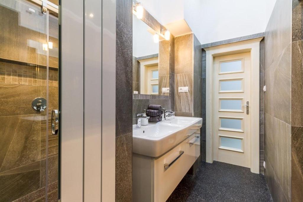 Stylish Apartment 5 Minutes Walk From City Center ปราก ภายนอก รูปภาพ
